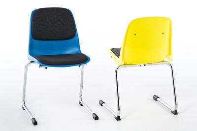 Praktische am Tisch hängbare C-Freischwingerstühle für Lernbereiche